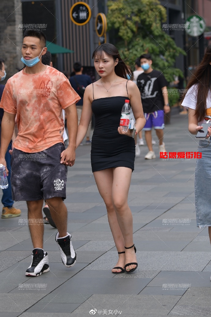 街拍包臀裙：丰满黑色抹胸包臀裙美女！